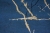 TAPETA-granatowy-Kamien-winyl-NA-FLIZELINIE-IMITACJA-BETON-TYNK-zlote-zylki-Kod-producenta-DJ241607.jpg